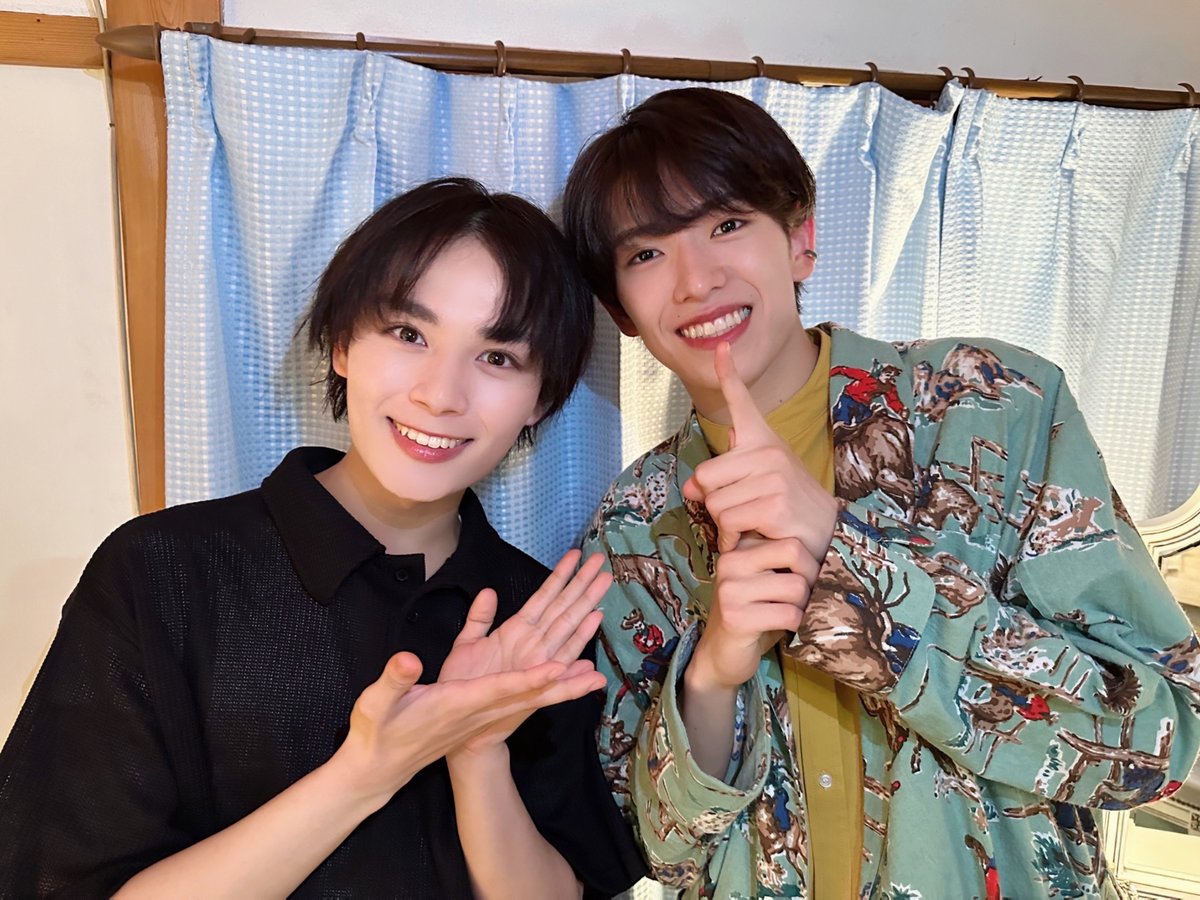 shindora_ntv's tweet photo. ◤ 💄#紅さすライフ
　　9/4(月)25:09～◢

⋱ オフショット📸 ⋰

雅人(#大西流星)と光(#深田竜生)の
2ショットをお届け🧡

次回の第7話では雅人が光に
メイクするシーンも見どころ💅

光の登場で物語に新展開!?
お楽しみに✨

⬇️TVer📱
https://t.co/15YESoYIDi

#Wりゅうせい #なにわ男子 #少年忍者 https://t.co/ktp6GIJOk3