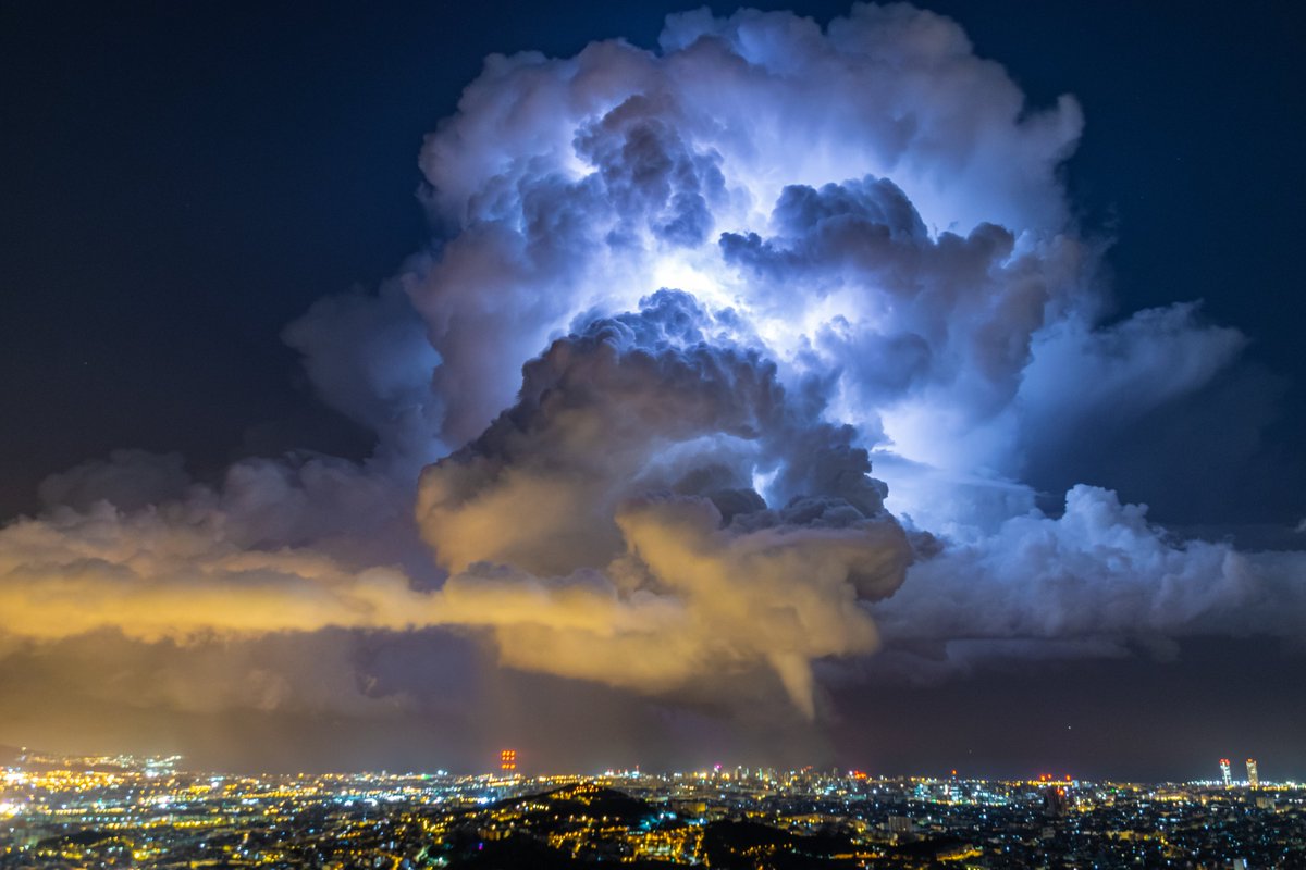 alfons_pc's tweet photo. Espectacular tromba marina y relámpagos en núcleo convectivo aislado avistado esta madrugada desde el #obsFabra #RACAB @AEMET_Cat @meteocat @eltempsTV3 @btveltemps @tiempobrasero @wmo @AEMET_SINOBAS @StormHour @Divulgameteo @Rub_dc @NatGeoPhotos #waterspout #stormchaser #tornado https://t.co/MTFcyrJvN4
