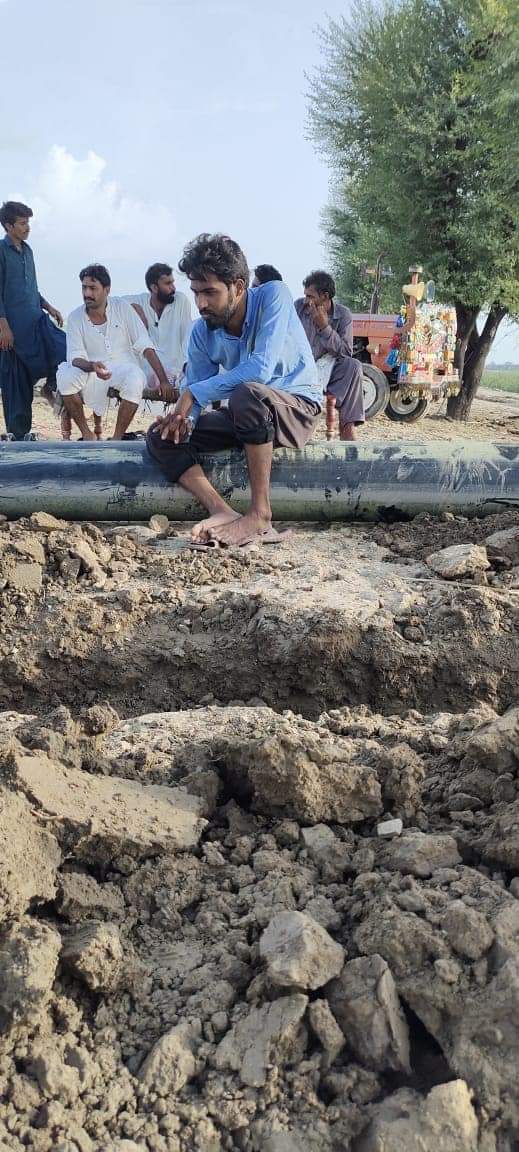 OfficialSachal's tweet photo. تون ڪر جو تو کي ڪرٹو آ
ھي
دور ایاز گذرٹو آ !
#Working #Village #reliefforrainvictimsofsindh #sindhflood2022 💔
#30August2022 https://t.co/wHCQzJpy8Z