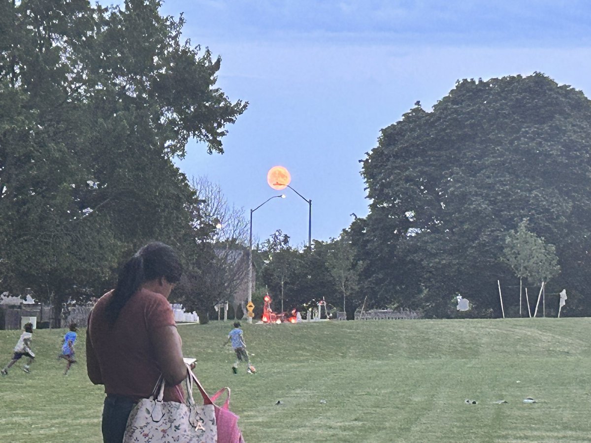 animasinghA901's tweet photo. A rare blue supermoon is called so as it's closer to Earth than usual, appearing especially big and bright. This will be the closest full moon of the year, just 222,043 miles (357,344 kilometers) or so away. That's more than 100 miles (160 kilometers) than Aug1 moon. https://t.co/81gGh5kuz4