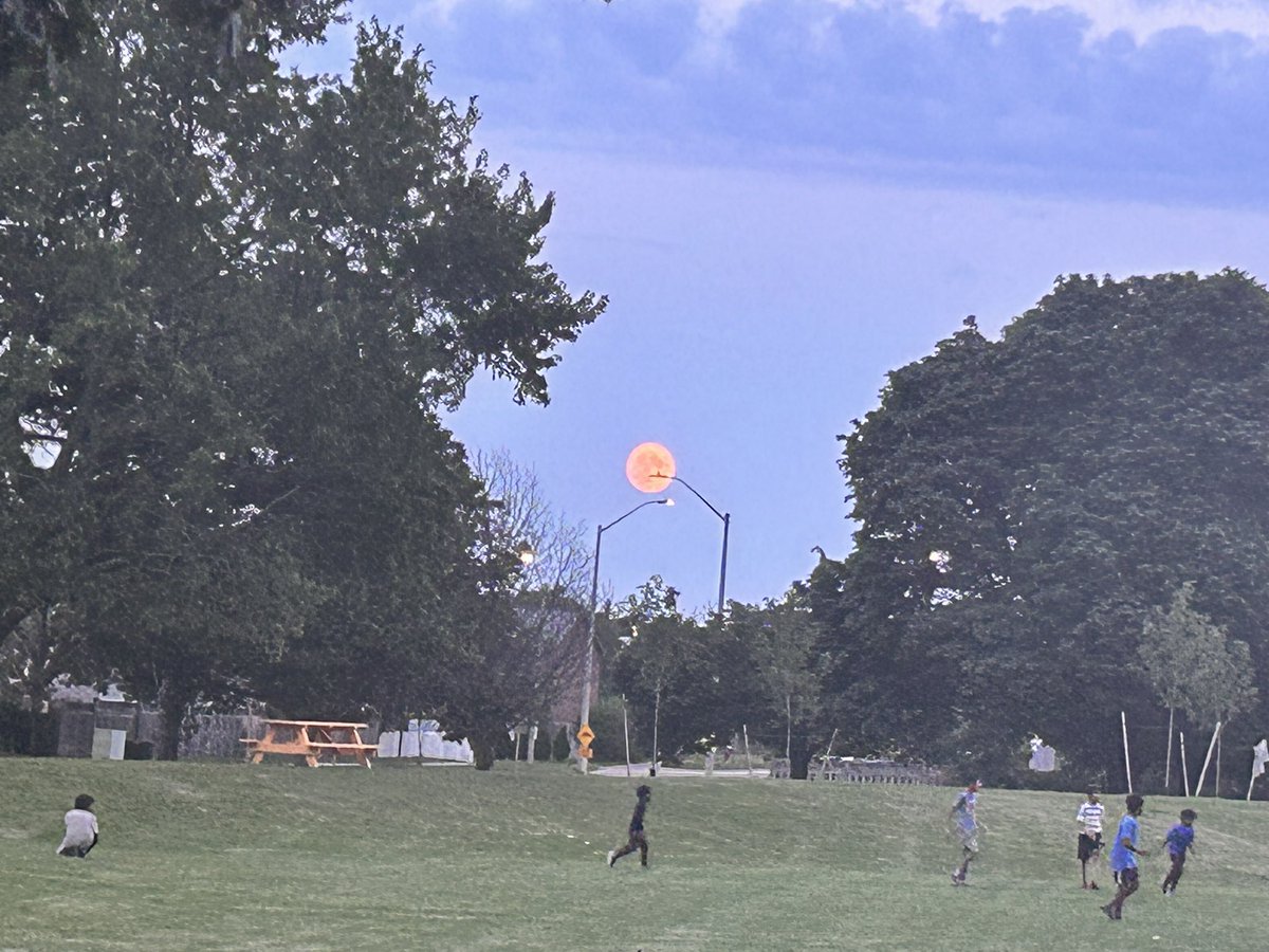 animasinghA901's tweet photo. A rare blue supermoon is called so as it's closer to Earth than usual, appearing especially big and bright. This will be the closest full moon of the year, just 222,043 miles (357,344 kilometers) or so away. That's more than 100 miles (160 kilometers) than Aug1 moon. https://t.co/81gGh5kuz4