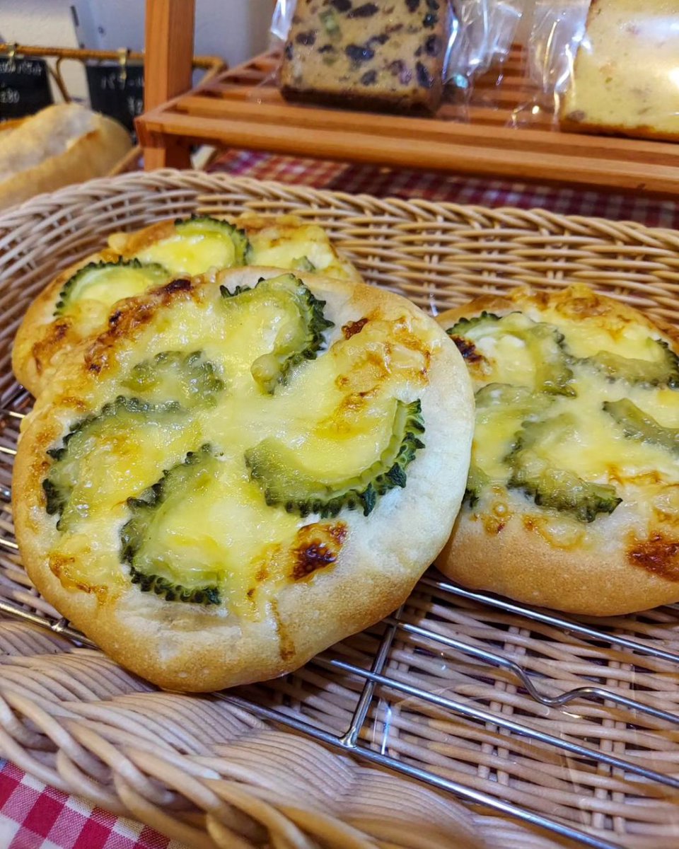BakeryUmi's tweet photo. 【期間限定】ゴーヤピザ

チーズソースの上にオニオンとゴーヤをトッピングし、焼き上げました。ぜひゴーヤ特有の程よい苦みをお楽しみください。 https://t.co/3JaS3PuSvO