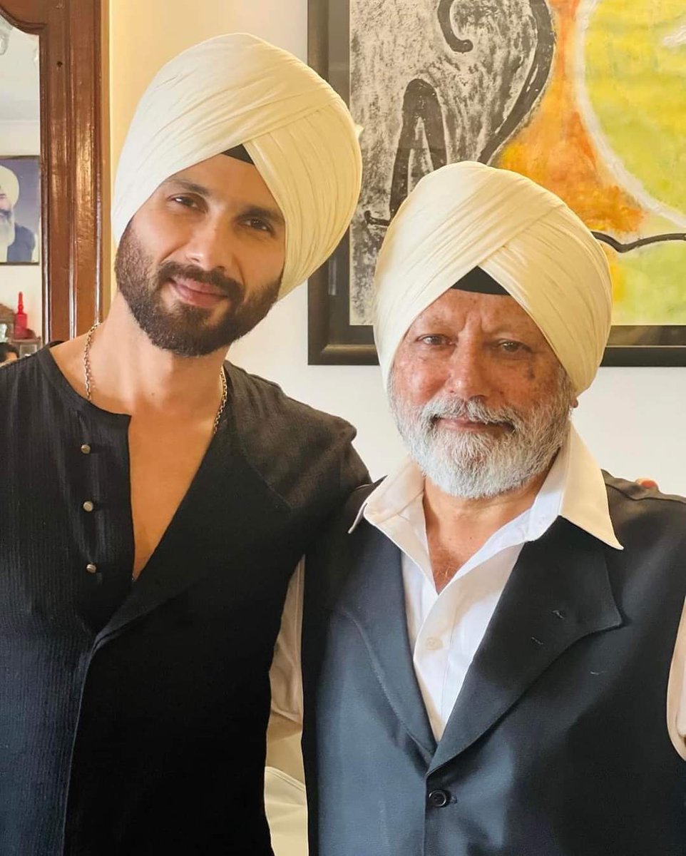 Photo of the day 💕💕
#ShahidKapoor with Dad #PankajKapur

#photooftheday