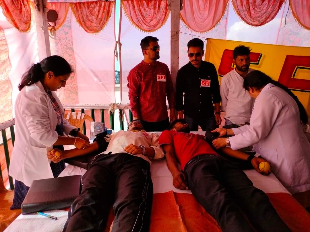 anilthakur74's tweet image. SFI (एसएफआई) हिमाचाल प्रदेश राज्य कमेटी ने शिमला के  ऐतिहासिक रिज मैदान पर रक्तदान शिविर का आयोजन किया गया जिस में 100 यूनिट से ज्यादा रक्त एकत्रित किया गया ।।
#studentsforsociety
#Studystruggle
#SFI
