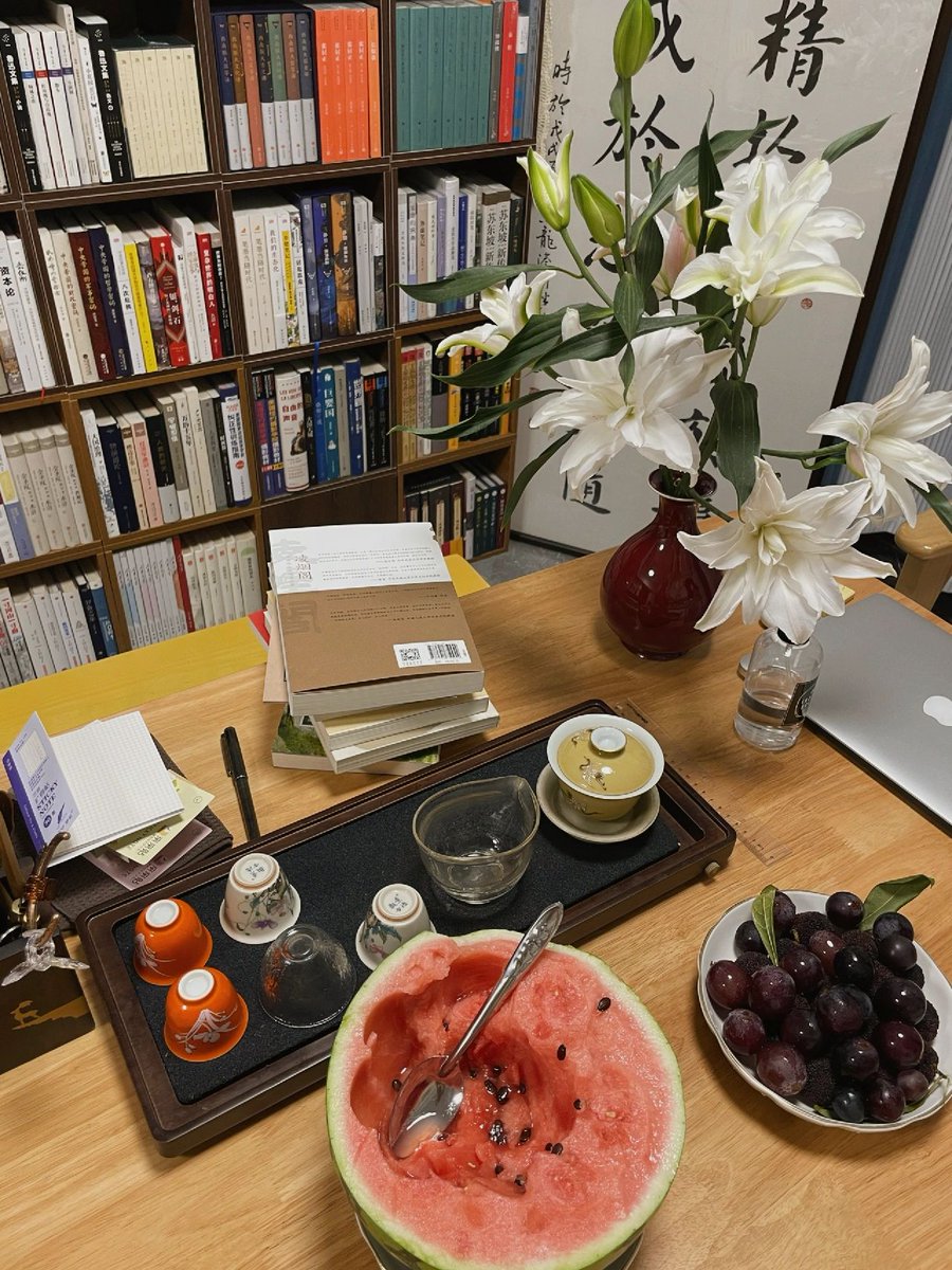 aaa231015's tweet photo. Savoring bites of watermelon and turning pages, the true taste of summer. #RefreshingReads https://t.co/DXq5zbaad0