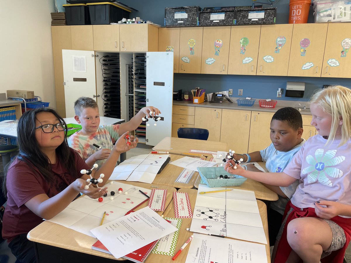 6th graders building molecules! 💯

_______________

¡Alumnos de 6º construyendo moléculas! 💯