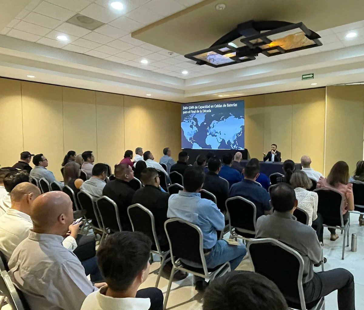 EconomiaHMO's tweet photo. Agradecemos a los expertos que impartieron las conferencias de "Hitos de la Electromovilidad en Ford" y "Financiamiento para el Desarrollo del Sector Automotriz", aportando conocimientos valiosos y de gran interés para las PyMEs participantes. 

#HermosilloConecta https://t.co/uDC1UAvjtu