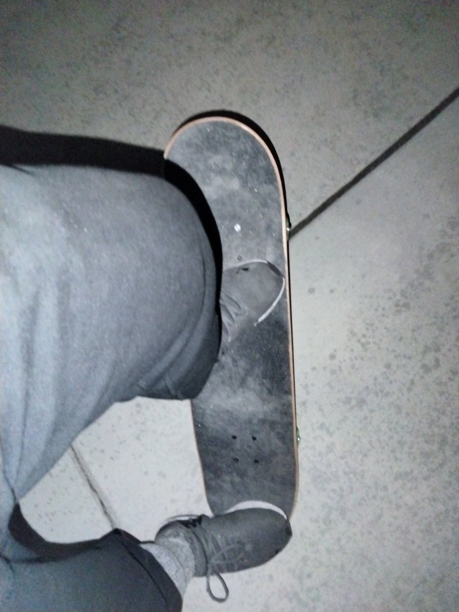 ookkamiwoodsman's tweet photo. 皆さん、こんにちは！
最近、病気から回復しました。新しいスケートボードのデッキとトラックを購入することにしました。
ご存知ない方のために、「デッキ」とはスケートボードの木製の部分で、「トラック」とは車輪が取り付けられるアクセルのような装置です。

また、新しいデッキを少しだけカスタマイズしました。