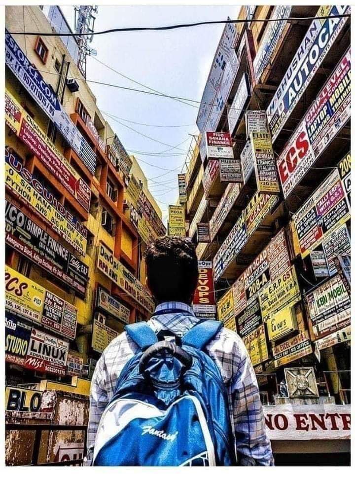 संघर्षों की समर भूमि में, हमसे पूछो हम कैसे हैं,
कालचक्र के चक्रव्यूह में, हम भी अभिमन्यु जैसे हैं।

- हरिओम पंवार