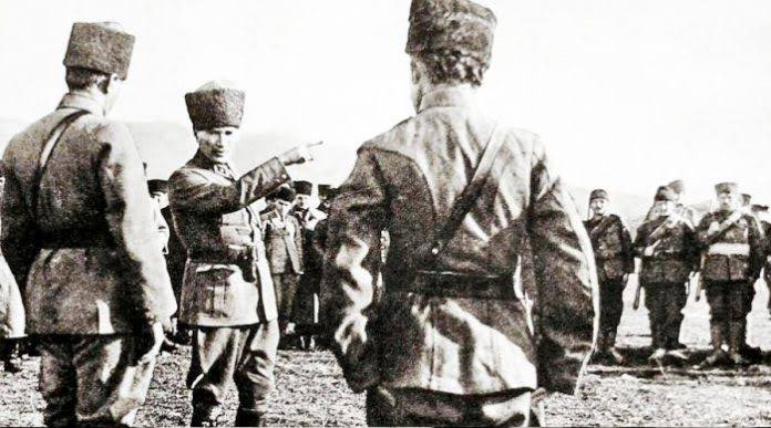 ruhunDuygusu's tweet photo. “Bu vatan, toprağın kara bağrında
sıradağlar gibi duranlarındır;
Bir tarih boyunca, onun uğrunda
Kendini tarihe verenlerindir...”

Zafer bayramımız kutlu olsun.

#30AgustosZaferBayramı 🇹🇷 https://t.co/rH1DN0PANi
