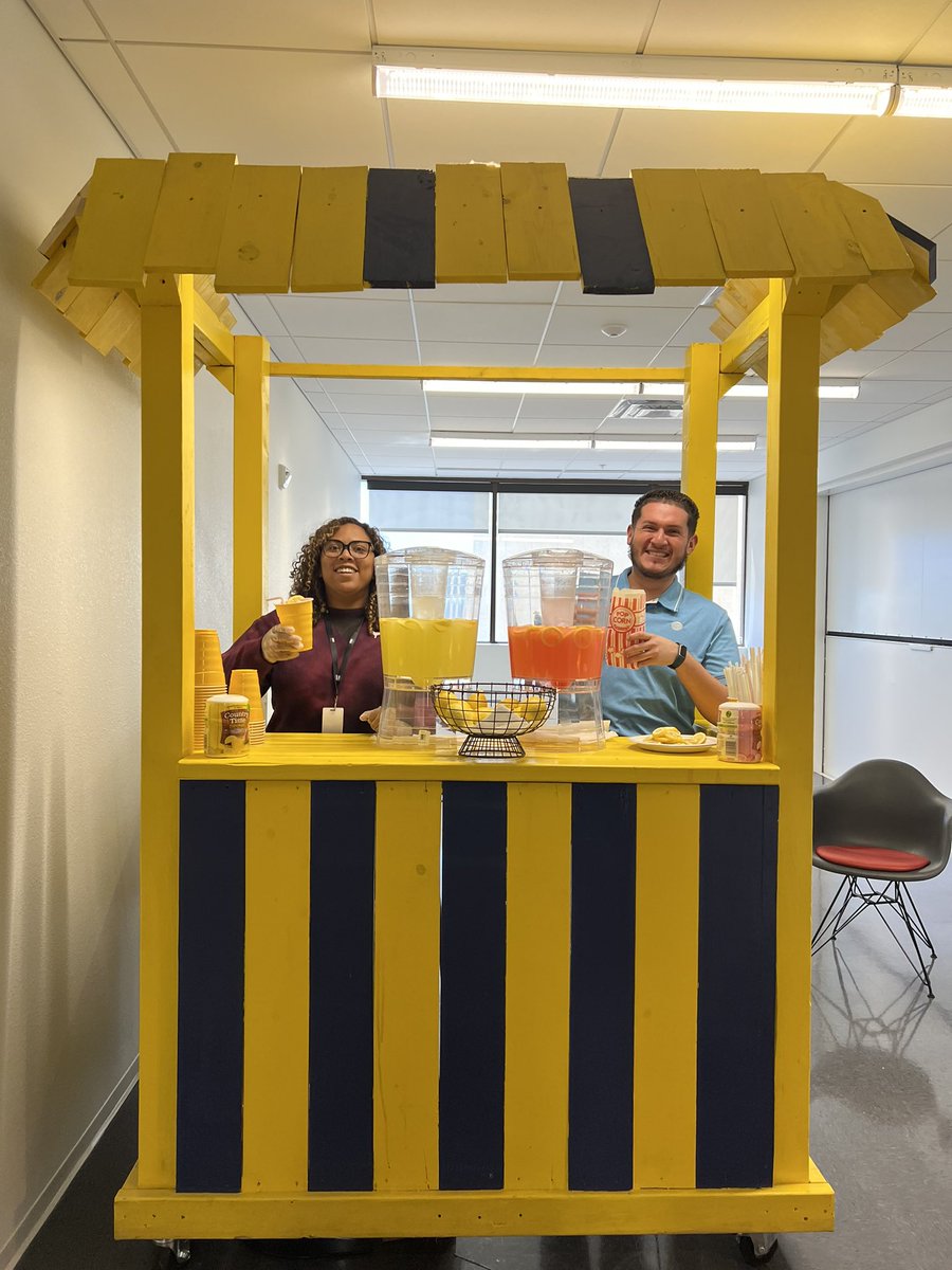 #NationalLemonadeDay was a sweet success for @MesaLoyalty and @CsdMesa! #gwr #growthwithrespect #bettertogether #whenlifegivesyoulemons @GarciaBeProud