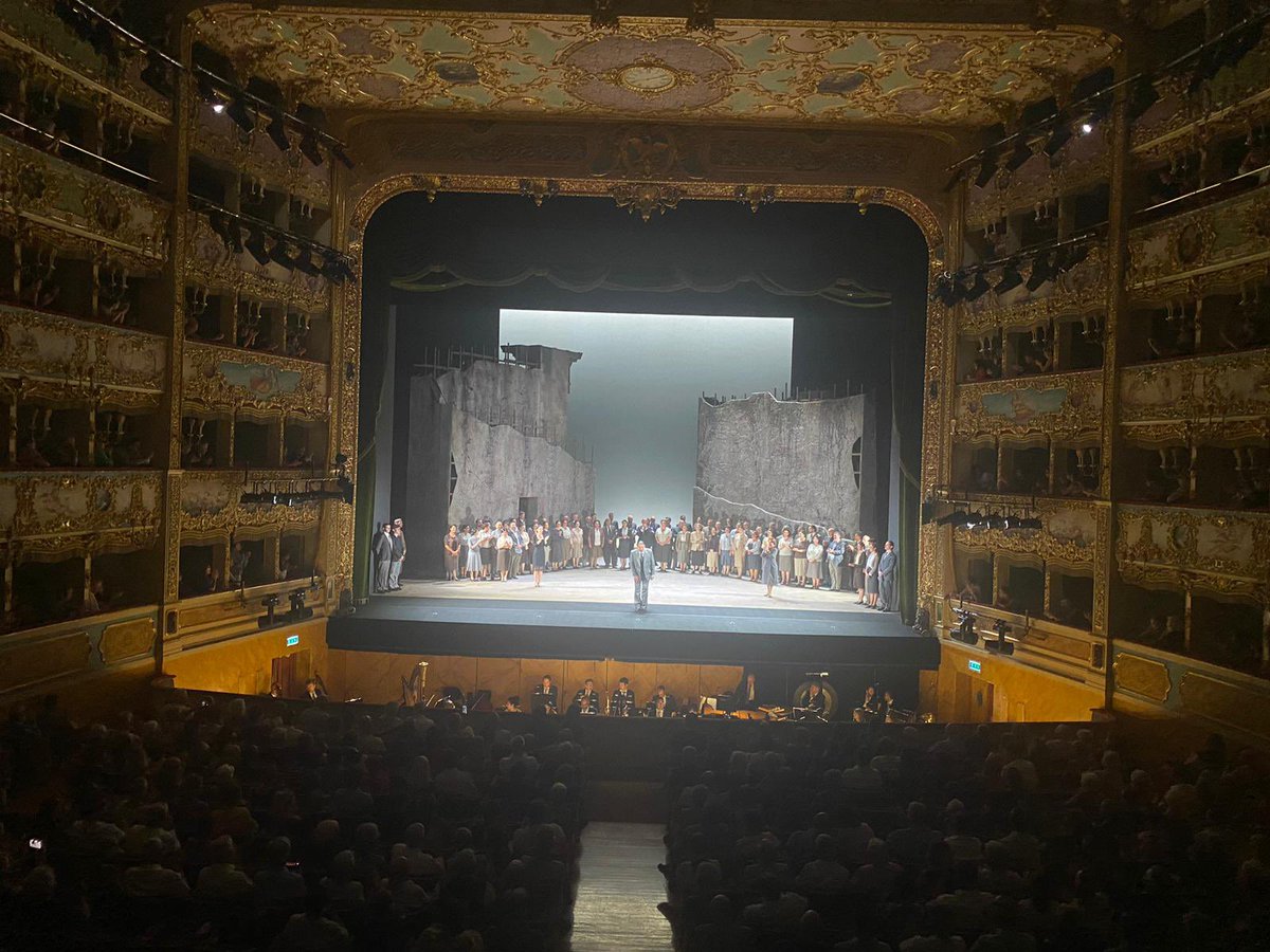 After two years, great 🇸🇰 opera singer #DaliborJenis 🎶🎤 returned to the stage of the world-famous Venetian opera house. In the popular 🇮🇹 opera Cavalleria Rusticana, he once again charmed the audience with his beautiful baritone voice in the role of Alfio.