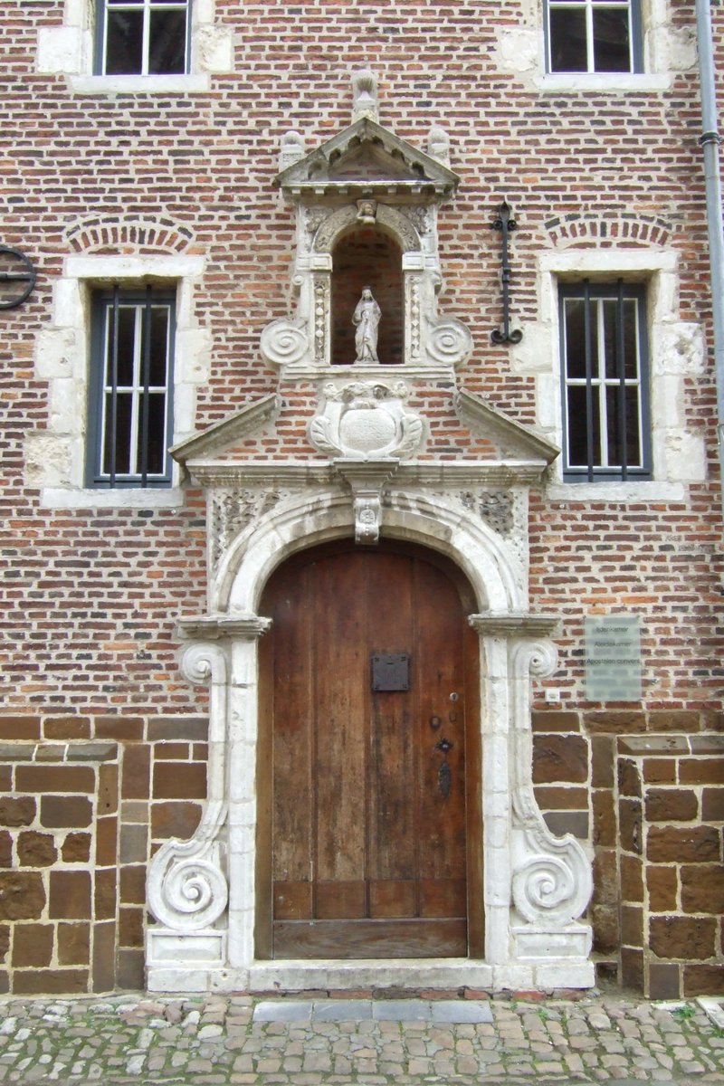 LC_Beguines's tweet image. The Apostles Convent, a communal house at the #Diest Beguinage. Built in 1662 with a foundation from Paulus van den Boom, the convent had spots for 12 Beguines, who each received housing and a subsidy for living expenses.