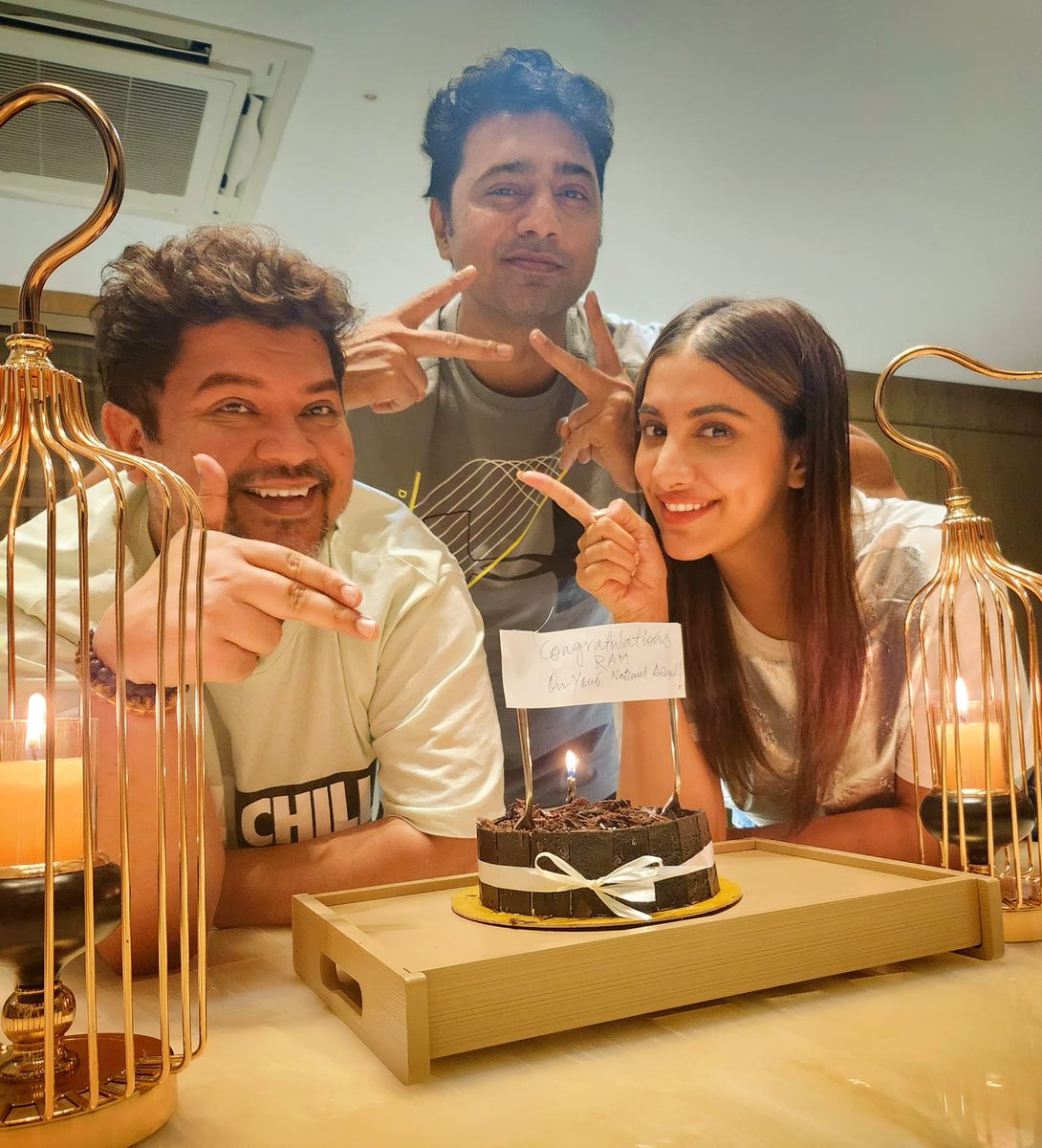 Dev and Rukmini throws surprise party for Ram Kamal's National Award win! 
Party was hosted at Dev's Residence
The celebration was done for the Ek Dua |
#EkDuaa  #dev #rukminimaitra #ramkamalmukherjee #NationalAwards2023 #tollyinsight