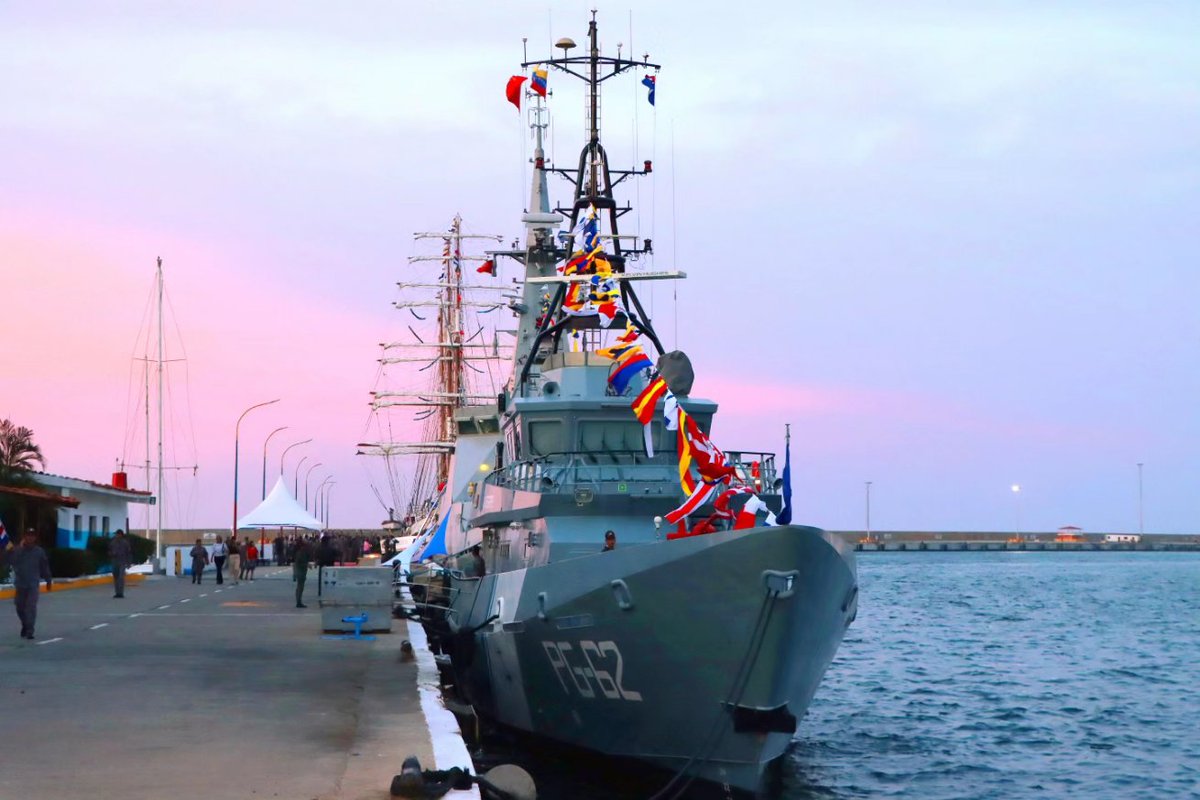 El ALM <a href="/NeilVillanvs/">Neil</a> CMDTE GRAL de la @armadabolivariana presidió el Acto de Transmisión de Mando del Comando de <a href="/AB_Guardacostas/">Comando de Guardacostas</a> <a href="/NicolasMaduro/">Nicolás Maduro</a>