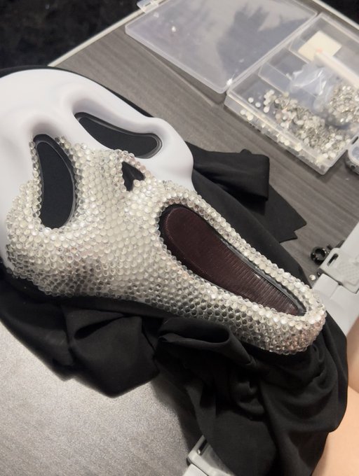 Spirit Halloween was all sold out so I&rsquo;ve been doing it myself and I&rsquo;m in purgatory https://t.co/s36<a href="/tag/throne"class="tags"><span>#throne</span></a><a href="/tag/wishlist"class="tags"><span>#wishlist</span></a>