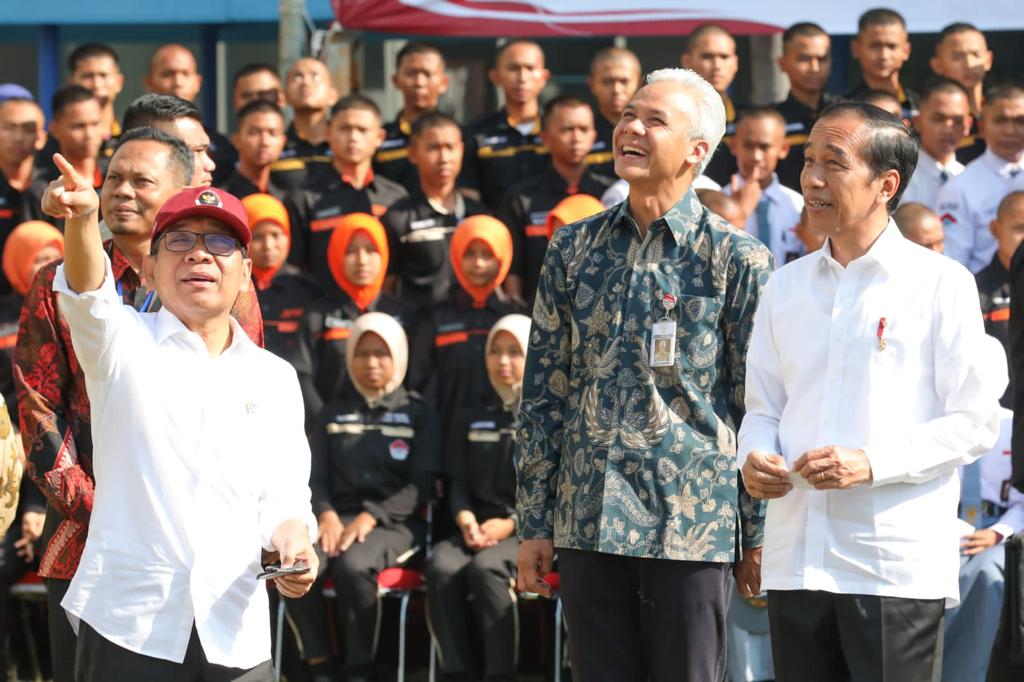 RakyatBerbisik's tweet photo. Sekolah gratis  #SmkNegeriJateng gagasan @ganjarpranowo untuk bisa diimplementasikan di semua provinsi.

Hmmm ,,MANGTUL deh kalo semua daerah sekolahnya gratis (asrama,seragam,makan,dan perlengkapan sekolah semua gratis) https://t.co/rYLtrBvVNf