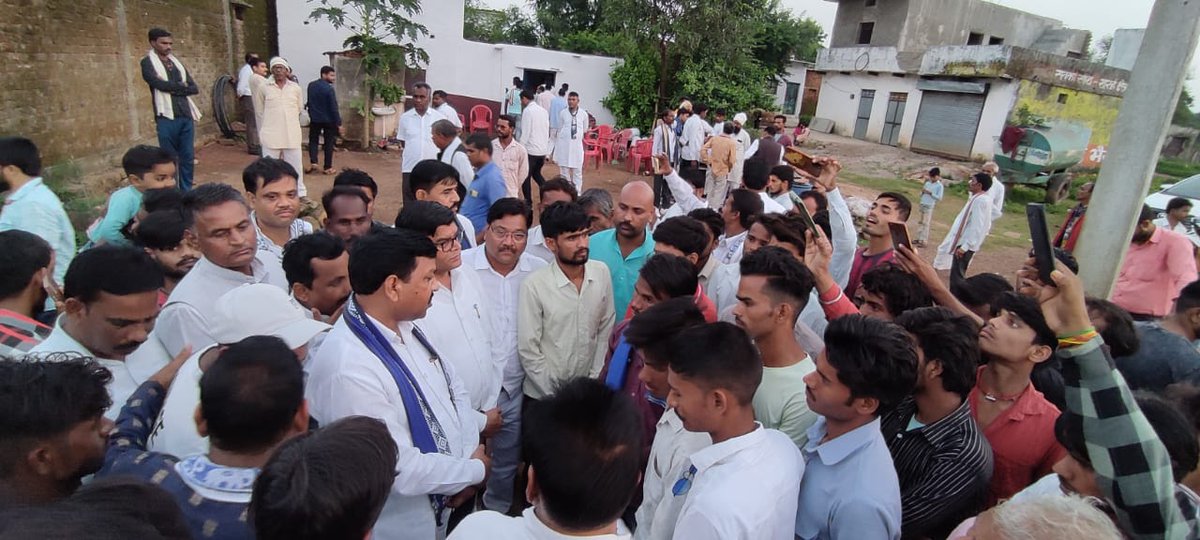 jitu_rajoriya's tweet photo. मध्य प्रदेश के सागर जिले में 2 दिन पहले हुई एक घटना जिसमें जातिवादी गुंडो ने पुराना केस वापस ना लेने पर एक दलित युवक की पीट-पीट कर हत्या कर दी तथा मां को निर्वस्त्र कर पीटा था जिसको लेकर कल बीएसपी के लोगों ने सागर जिले में जाकर सरकार के खिलाफ जन आंदोलन किया और बाद में पीड़ित परिवार से मिले और आश्वासन दिया कि जल्द से जल्द अपराधियों को कड़ी से कड़ी सजा दिलाने का काम करेंगे साथ ही पीड़ित परिवार को ₹50000 का आर्थिक सहयोग भी बहुजन समाज पार्टी मध्य प्रदेश की ओर से दिया गया।

@AnandAkash_BSP @Mayawati