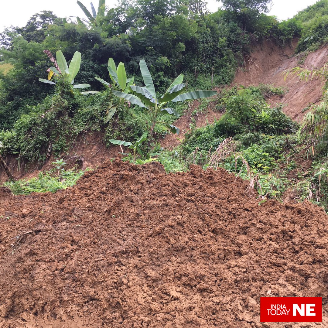 IndiaTodayNE's tweet photo. #Nagaland: The extensive and incessant rains in Nagaland have triggered major landslides along the entire stretch of National Highway 61 in Wokha, causing significant inconvenience to the public.

#Nagaland #Landslides #NH61 #Wokha https://t.co/LGk3GiFUKz