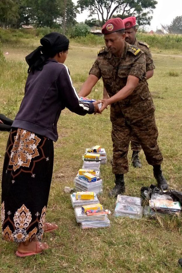 Amash25326159's tweet photo. የአየር ወለድ ክፍለጦር አባላት ለጓዶቻቸው ልጆች የትምህርት ቁሳቁስ አበረከተ። 
#ENDF #Peace4Ethiopia #OneENDF https://t.co/xtygHVpfz5