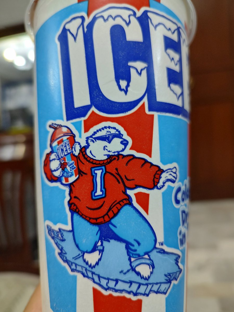 Max_Botello10's tweet photo. Que ganas de ser el oso del ICEE, sin preocupaciones, solo usar lentes de sol y andar en una tabla de hielo. https://t.co/gXQPmbi2rZ