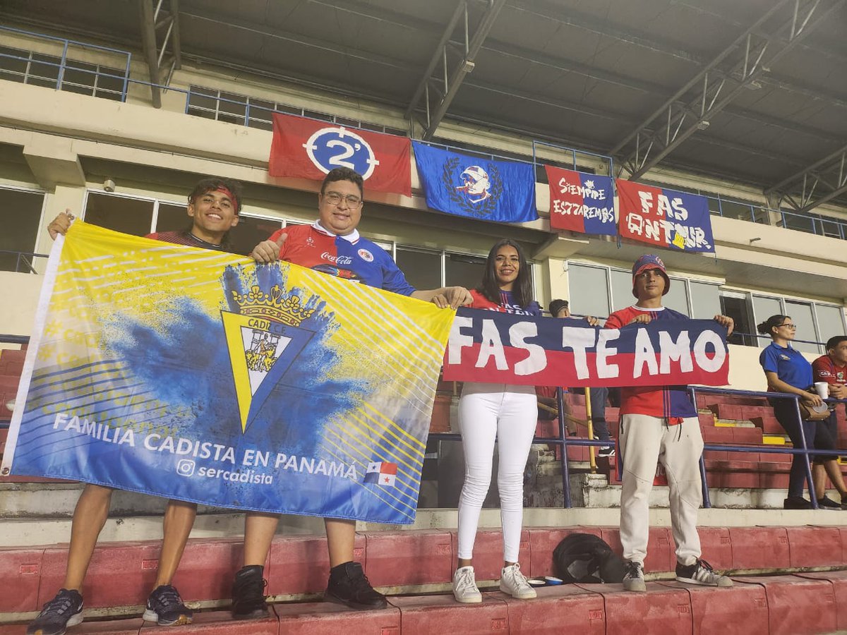 AbrahamAlonso26's tweet photo. Éxitos al @CDeportivoFAS 🐯en su torneo local, fue un placer alentarlos en este partido de @TheChampions y sobre todo conocer a gente maravillosa con ADN 🧬 FAS🔵🔴con un Ídolo en común, 🎩Jorge "El Mágico" González🇸🇻 @Cadiz_CF #Concacaf #ElSalvador #Panama #Futbol #cadiz https://t.co/hxkaoeU9KO