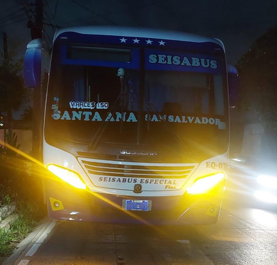 PNCSV's tweet photo. José Eduardo Espinoza Castro, busero de la ruta 201, fue denunciado por medio de un vídeo que circuló en redes sociales por conducir a excesiva velocidad.

Incluso provocó que varios pasajeros sufrieran crisis nerviosas, a raíz de la forma en la que manejaba, varios de los usuarios relataron que casi se sale de la carretera en varias ocasiones.

Nuestros agentes lo capturaron en Santa Tecla y será procesado por conducción peligrosa. 

No toleraremos a ningún conductor del transporte público que ponga en riesgo la vida de los usuarios.