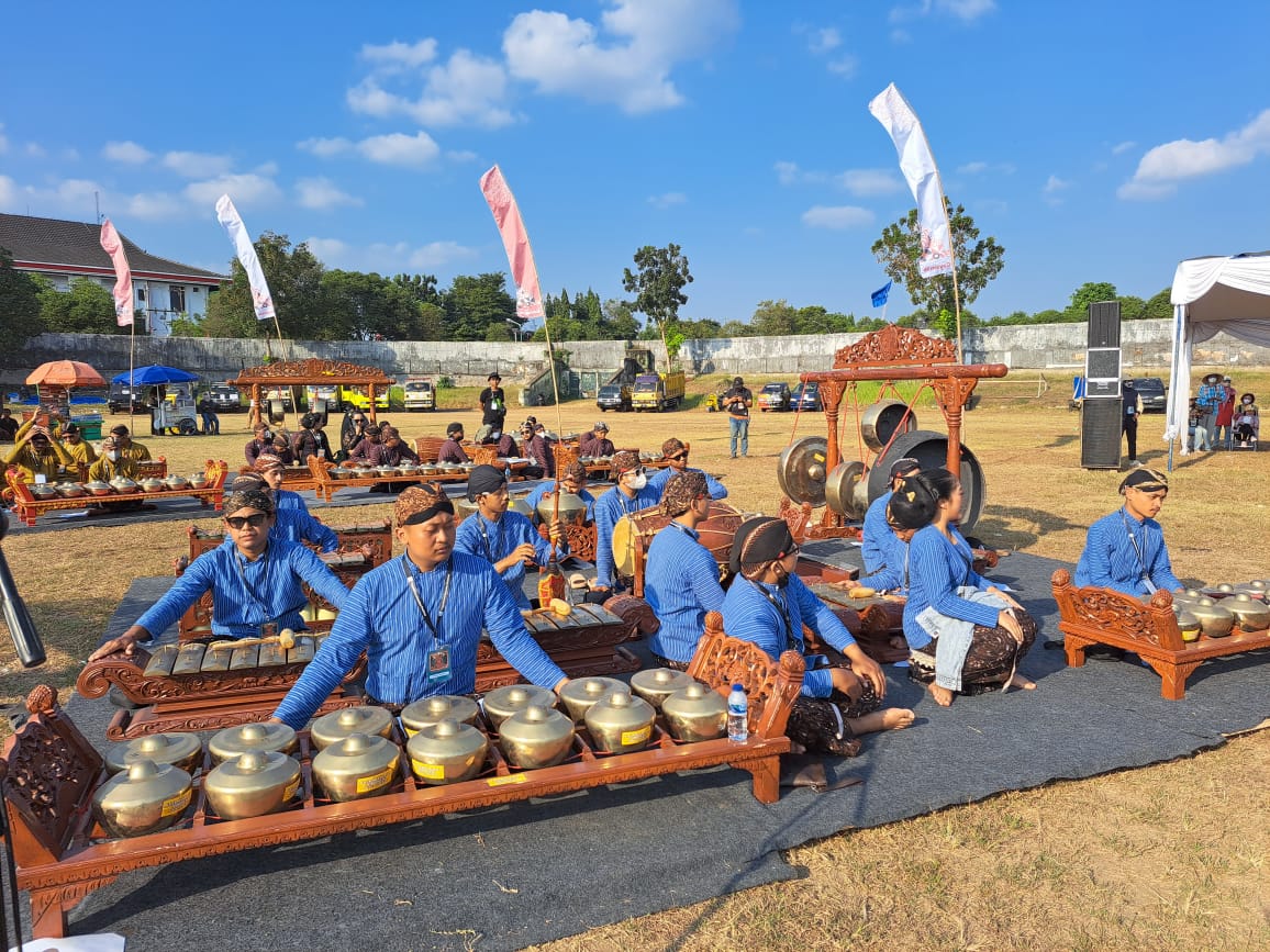 Nugroho_roho's tweet photo. @merapi_uncover Saatnya cah enom jg melestarikan budaya... "Nek ora awak.e eewe sopo meneh" .. #salambudaya https://t.co/z5j1k81Ndy
