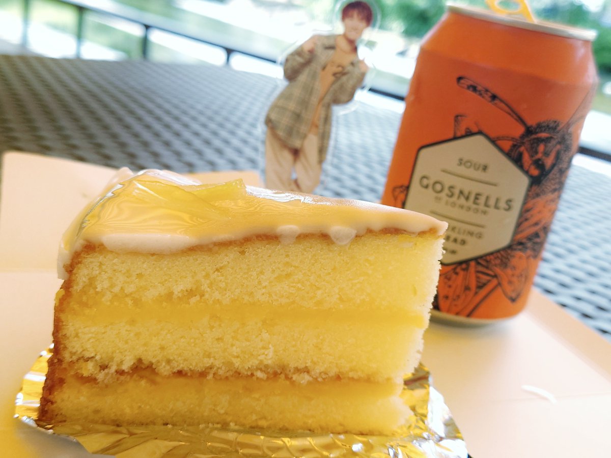 英国店でレモンケーキとミードをゲットしましたのでキメてます 