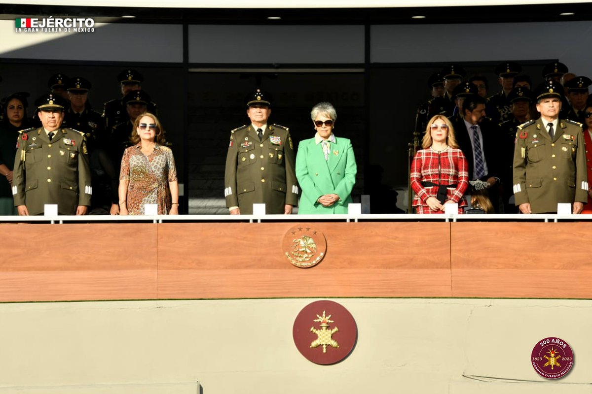Defensamx1's tweet photo. ¡Aun cuando deje la tropa, seguiré siendo soldado!

En esta fecha, se llevó a cabo la ceremonia de despedida de los CC. Grales. Div. DD.E.M. Agustín Radilla Suástegui y Carlos Arturo Pancardo Escudero, demostrando una notable disposición para enfrentar grandes desafíos, tomando decisiones con firmeza.

Su capacidad para inspirar y motivar a sus tropas ha dejado una huella indeleble en todos aquellos que han tenido el honor de servir a su lado con un compromiso inquebrantable con el pueblo de #México.

¡Gracias por sus servicios!

#SiemprePorTiSiemprePorMéxico
#UnidosSomosLaGranFuerzaDeMéxico
#Bicentenario del #Heroico #ColegioMilitar