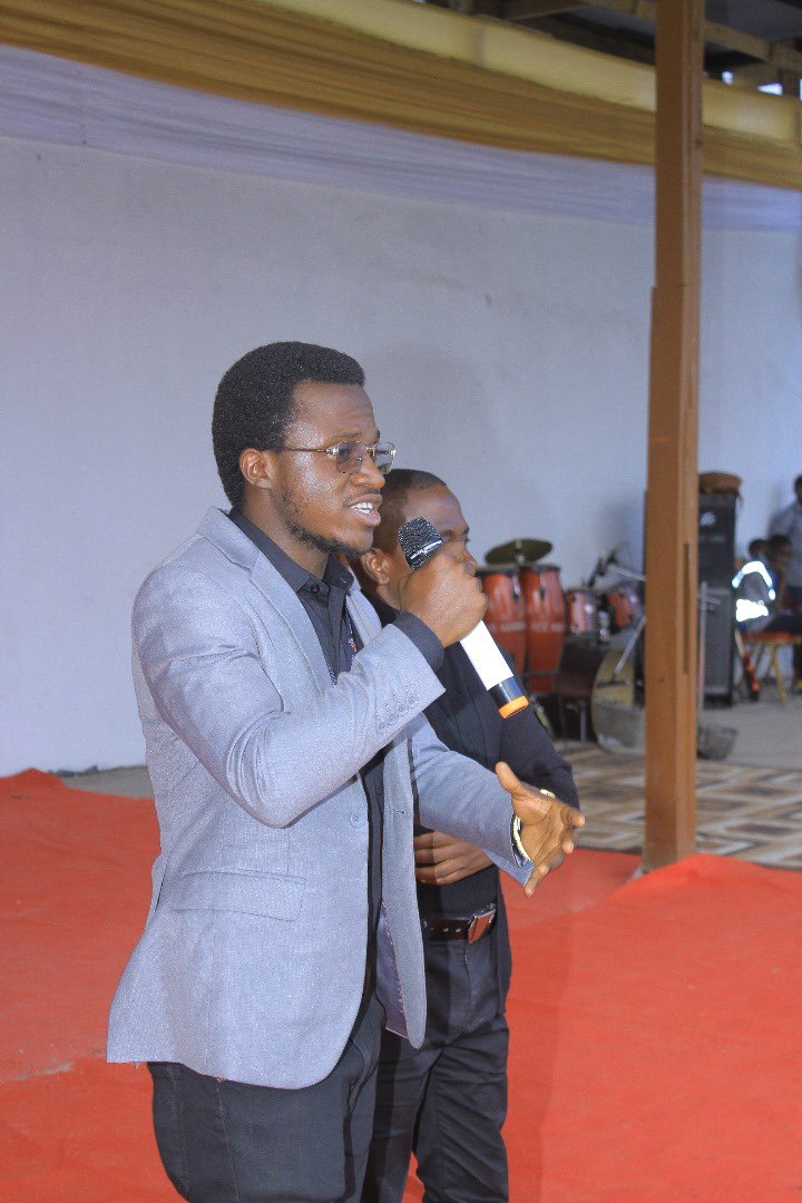 DavidSyagho1's tweet photo. Le Samedi 26/08 En face des jeunes de la paroisse Mont Carmel Goma/ RDC
Le manager David motive les jeunes chrétiens et en profite pour les présenter son Entreprise Hagsyo Kingdom sous le projet MEV 

Lute contre le chômage 👊🏽🇨🇩 https://t.co/wtHuDlxt16