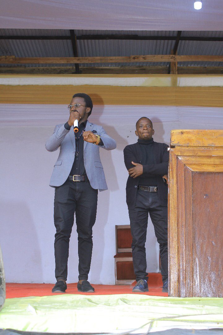 DavidSyagho1's tweet photo. Le Samedi 26/08 En face des jeunes de la paroisse Mont Carmel Goma/ RDC
Le manager David motive les jeunes chrétiens et en profite pour les présenter son Entreprise Hagsyo Kingdom sous le projet MEV 

Lute contre le chômage 👊🏽🇨🇩 https://t.co/wtHuDlxt16