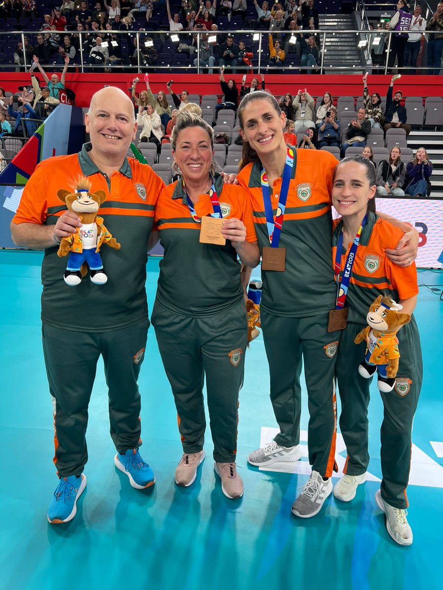 Podio para el voley femenino de <a href="/UnlamOficial/">Universidad Nacional de La Matanza</a> !!

Las chicas ganaron el partido por el 3er puesto y se colgaron la medalla de bronce 🥉 en #ekat2023 . 
Felicitaciones al equipo y CT …Mas que orgullosos de ustedes 👏🏻👏🏻

Vamos UNLaM 💚🧡

<a href="/AdrianVerdini/">Adrian Verdini</a> <a href="/FeDUArgentina/">FeDUA</a>