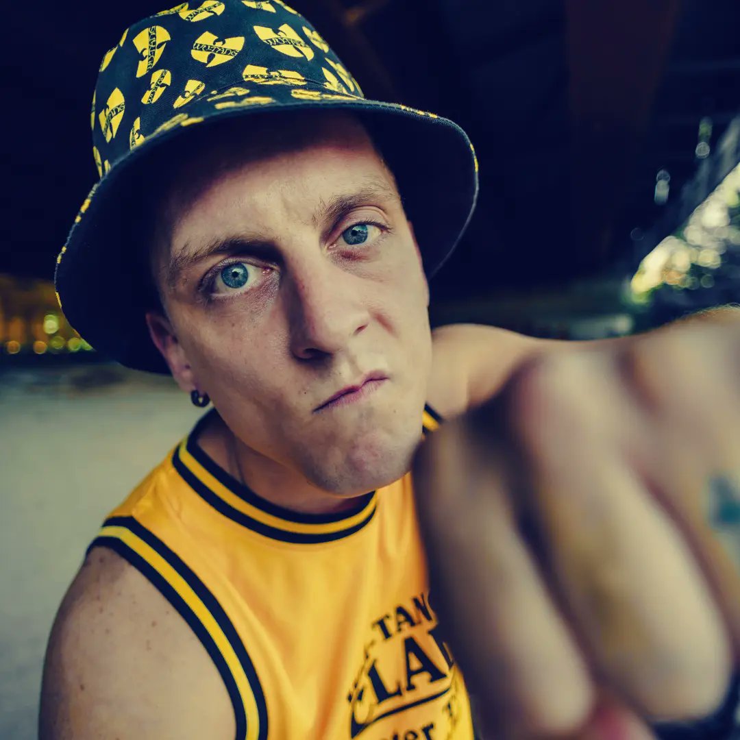 TrueRiserap's tweet photo. 🟡⚫️ pt.2

Se labaro è una tribù io sono il tam tam 🥁

.
.
.

#rise #rap #hiphop #onelove #yellow #black #blackandyellow #labaro #tamtam #tribu #underground #streetphotography #underthebridge https://t.co/aDCuAPTyiG