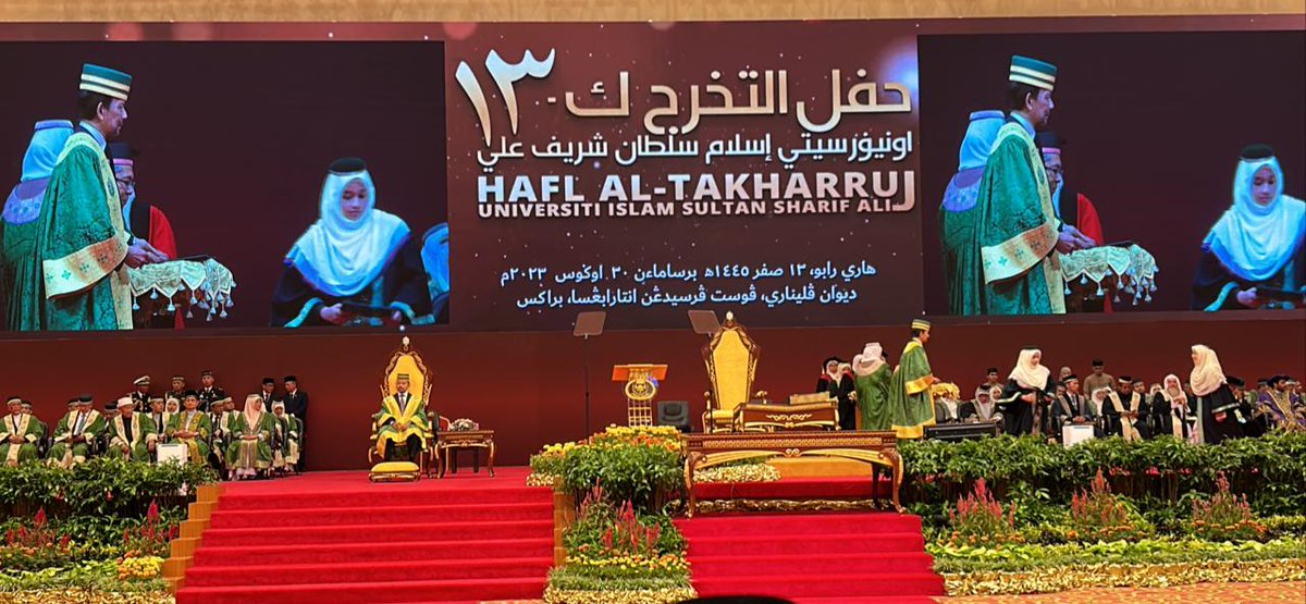 حضر سفير خادم الحرمين الشريفين لدى بروناي دار السلام الاستاذ/ عماد بن عبدالعزيز المهنا، حفل تخرج الدفعة ال ١٣ من جامعة السلطان شريف علي الاسلامية، برعاية جلالة السلطان حسن البلقيه، حضر الحفل كبار المسئولين وأعضاء السلك الدبلوماسي المعتمدين لدى بروناي