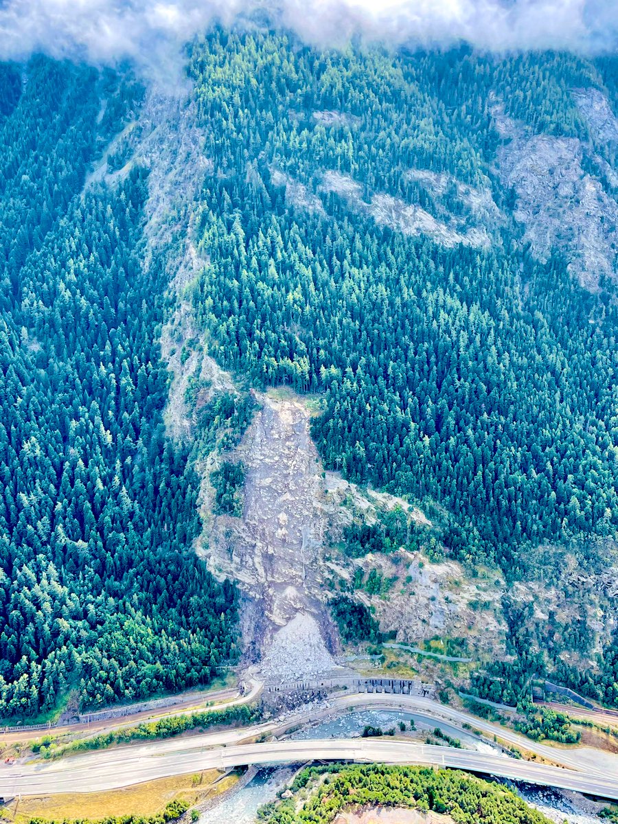 F4CZX's tweet photo. Voici quelques photos de l’éboulement de #lapraz en #maurienne. L’ensemble de l’ouvrage de confortement est en bas, les premières lignes de filets ASM ont été arrachées. La galerie #sncf est recouverte de matériaux. La D1006 est obstruée. 
@AlexModesto73 
@F4FNE 
@Prefet73 https://t.co/CDUS0mcr1e