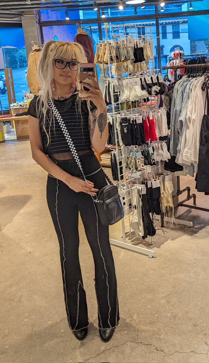 werrasweet's tweet photo. I'm sorry but I had to share the fit. I got a cool Ford Shelby cobra bag and I'm mad that the lettering is blue 😭(all my opps r blue 😤🙅‍♀️💧) https://t.co/gNqNg9NSEb