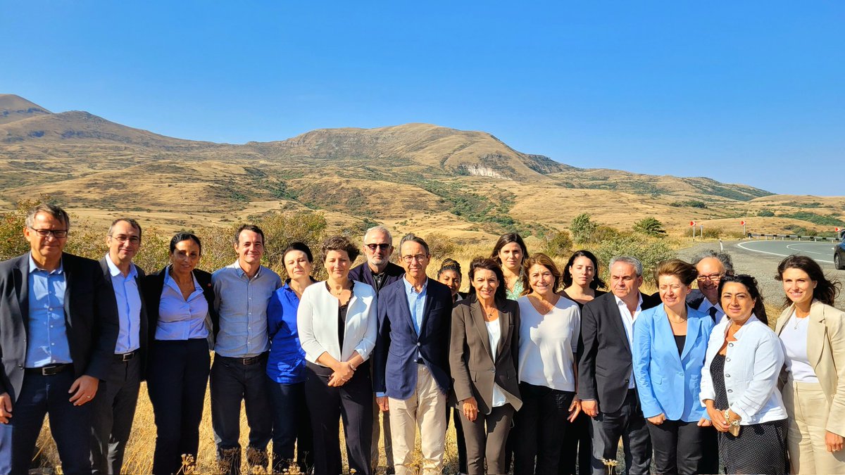 En Arménie, avec des élus parisiens et d'autres collectivités. Depuis neuf mois, 120 000 arméniens d'Artsakh, dont 30 000 enfants, sont isolés, affamés, privés de tout. Face à cette catastrophe humanitaire, nous leur apportons une aide d'urgence. Le temps est compté.