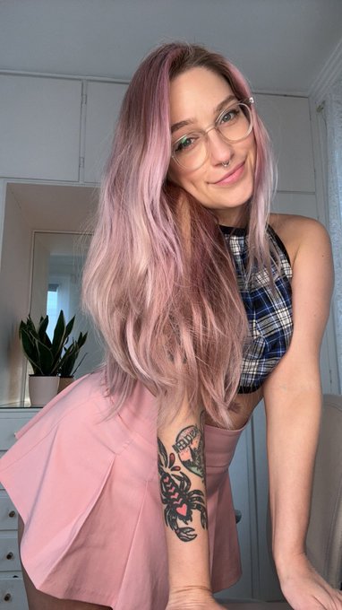 I just went live, come hang out! 🩷 https://t.co/0YRqcgq9Yr https://t.co/JxWPykhDKG