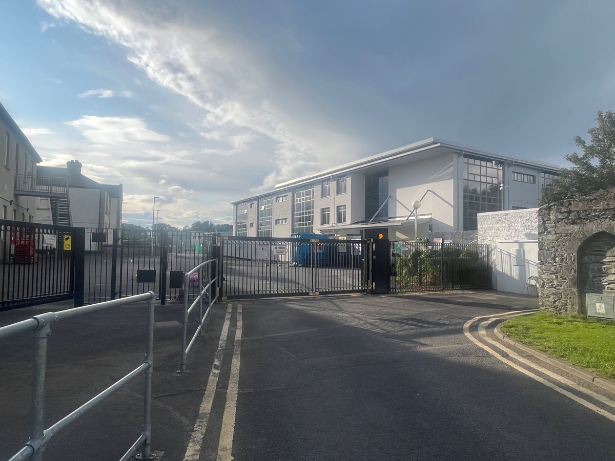 My daughter enters her final year of primary school in Naas today. Her memory of seven years of school life will be of prefabs. Great classmates, great teachers but still a temporary building. This building remains unfinished, 7 years later. She deserves better. <a href="/NormaFoleyTD1/">Norma Foley T.D</a>