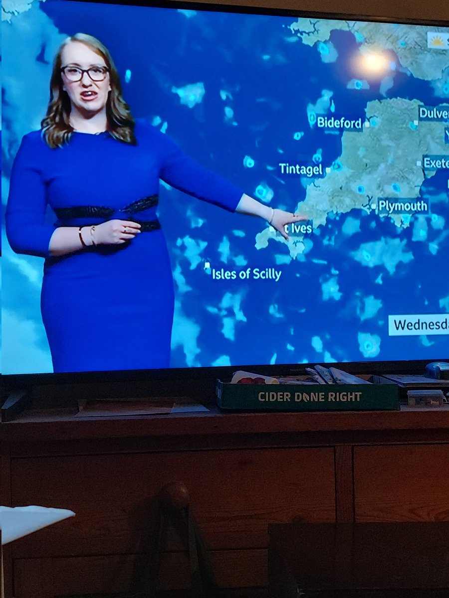 Who wore it better @BBCBreakfast @carolkirkwood or @BBCSpotlight weather person ??? #didnobodygetthememo #newuniform #bbcbreakfastweather