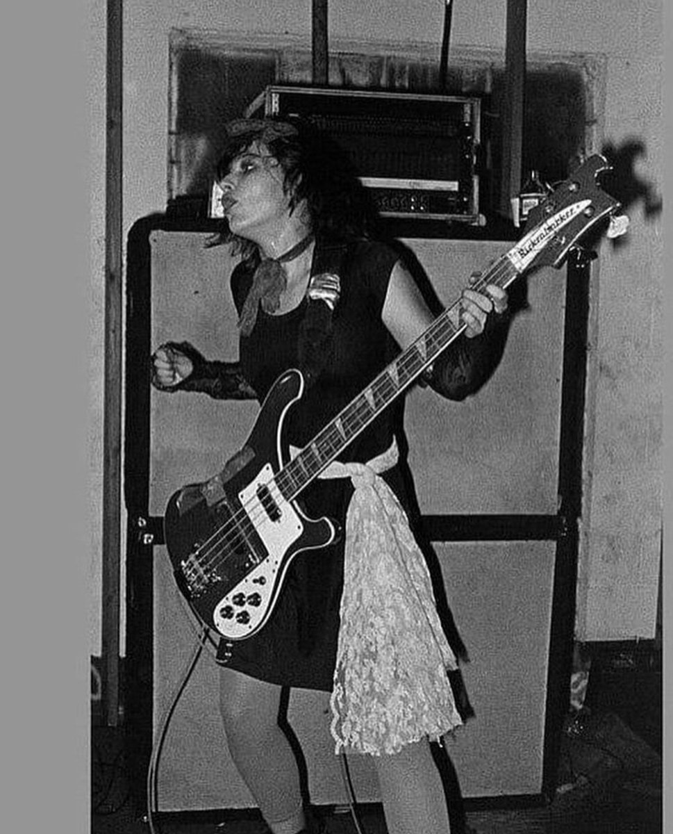 Great pic of the awesome Kira Roessler playing for Black Flag in 1985. #punk #womeninpunk 😎 📸 Murray Bowles.
