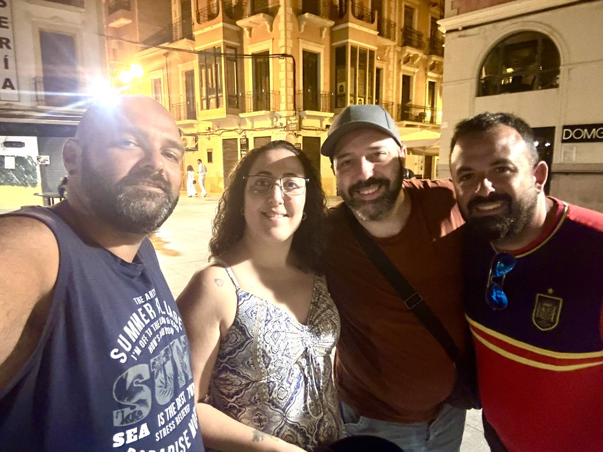 Ruben_alone's tweet photo. Ayer #desvirtualizando cerramos todos los bares de #Elche Gracias José y Mari por esta gran velada. Seguiremos muchas más 😘 https://t.co/r0E4bfBdDq