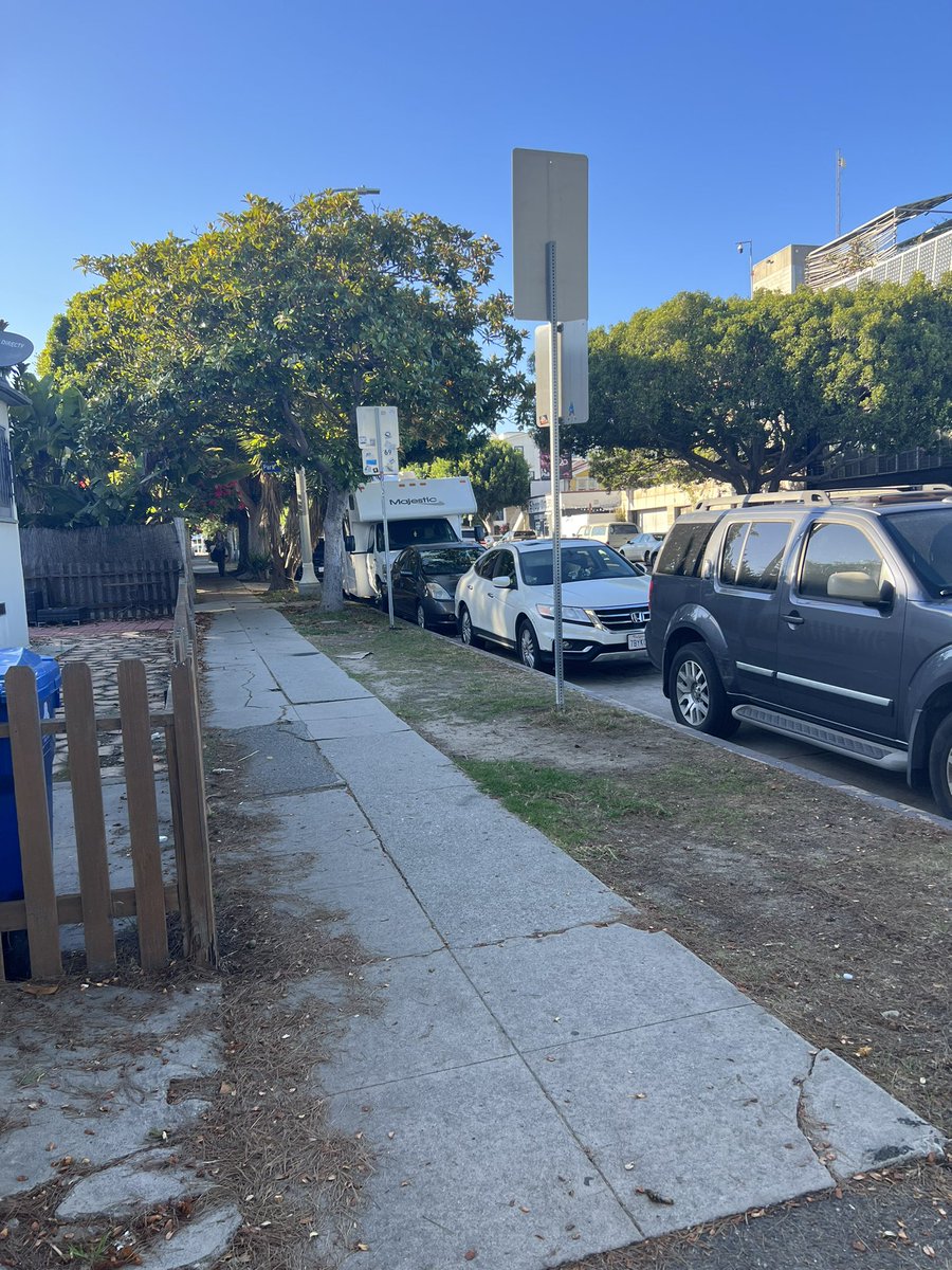 VeniceUnited's tweet photo. @Justin_G0rd0n And yet we still have zero parking enforcement in Venice 

This RV pulled up this week, less than 500 feet from Westminster Elementary School https://t.co/LMZgPvWsMT
