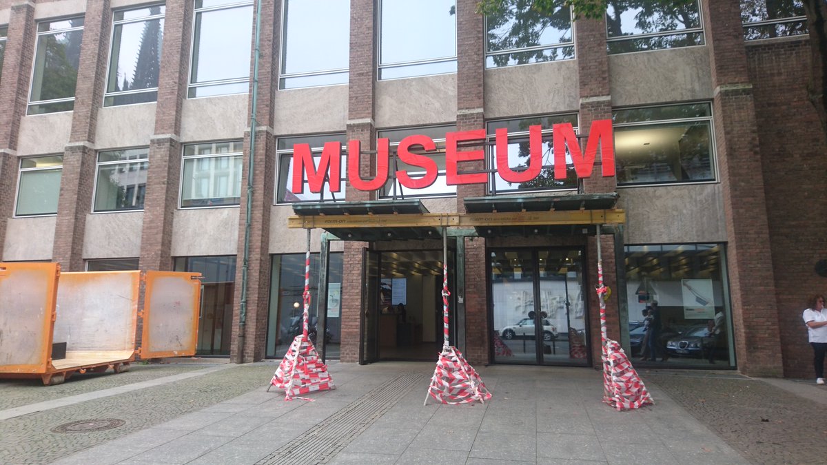 Unter jedem Dach, ein Ach! Sicherung auf Kölsche Art in rut und wiess. Oder ist das Kunst und ein Teil der Ausstellung🤔- ist ja schließlich das Museum für angewandte Kunst (MAKK) ! Was meint ihr?

#kunst #dach #museum #Koeln