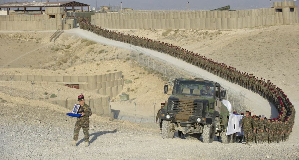17/10/2010 – Afghanistan
Après la cérémonie de levée de corps de l'adjudant-chef Thibault Miloche, mort au combat,  le cercueil part de la BOA Tora en direction de la BA de Bagram d'où il sera rapatrié vers la France.
Réf. : N2010-277Z23-0179
© Sébastien Dupont/ECPAD/Défense