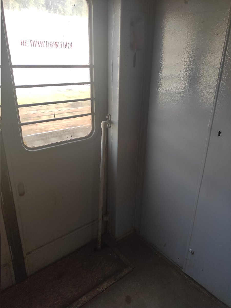 YaoLyan's tweet photo. При этом, стоит это все совсем не три копейки, если ты едешь дальше московской зоны. Я плачу 6тыс. в месяц за проездной рабочего дня вот за этот проссанны сарай? #мжд #ржд #rzd #mzd https://t.co/hfdkwe1NMc