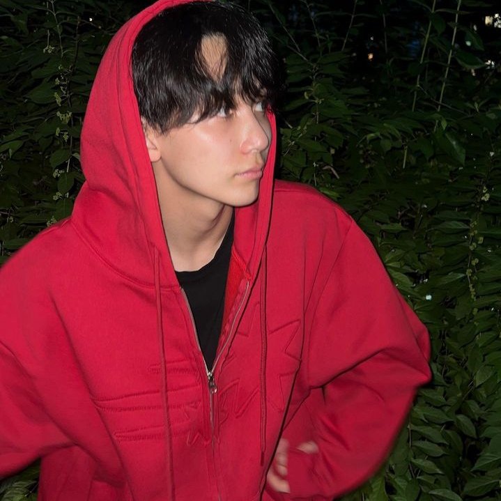 eonnieshome's tweet photo. Jeonghan cutie in red hoodie 💕 

#SVTJeonghan #yoonjeonghan #Seventeen #carat #caratland #caratphilippines #igupdate https://t.co/8JLPqdc38m