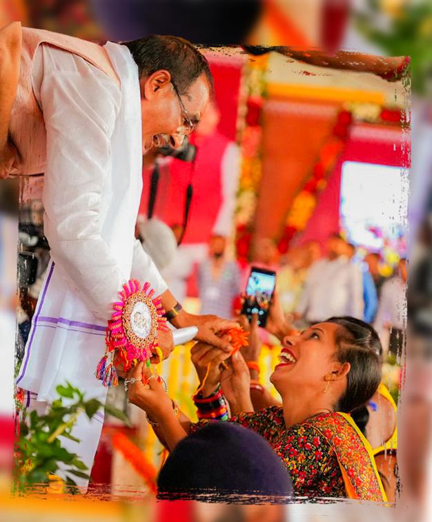 खुश हैं बहनें...
आनंद के साथ मन रहा रक्षाबंधन।