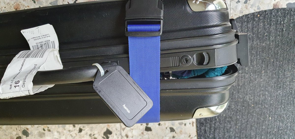 Sagt mal <a href="/hermesDE/">Hermes Germany</a> @Hermes_Presse , was macht Ihr eigentlich, um einfache Koffer, die Ihr im Auftrag der <a href="/DB_Presse/">Deutsche Bahn AG</a> <a href="/DB_Bahn/">Deutsche Bahn Personenverkehr</a> als Gepäck transportiert, sowohl beim Hin- und auch beim Rücktransport total zu zerstören?! Dazu: zu spät (u. beschädigt#1) am Urlaubsort geliefert. 🤬 OMG